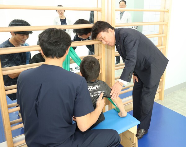 하나금융그룹이 지난 17일 서울 마포구 소재 푸르메재단 넥슨어린이재활병원에서 '장애 아동·청소년을 위한 재활 및 학습 보조기구 전달식'을 가졌다. 이날 전달식에 참석한 함영주 하나금융 회장(오른쪽)이 중추신경계 발달치료를 받고 있는 장애 아동에게 말을 건네고 있다.사진=하나금융그룹