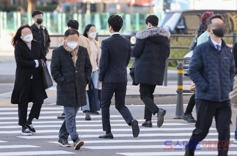 서울 종로구 광화문역 인근에서 시민들이 길을 건너고 있다. / 사진=연합뉴스