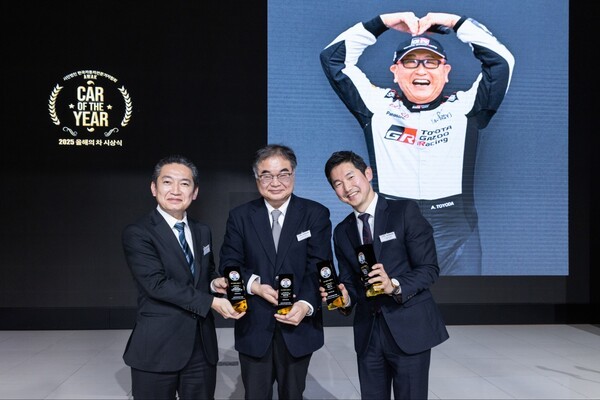 지난 18일 열린 한국자동차전문기자협회 '2025 대한민국 올해의 차' 시상식에서 (왼쪽부터)야마모토 마사히로 토요타자동차 경리 본부 본부장 겸 한국·몽골 담당 총괄 부장, 콘야마 마나부 한국토요타자동차 대표이사 사장, 이병진 한국토요타자동차 부사장이 기념 촬영을 하고 있다.