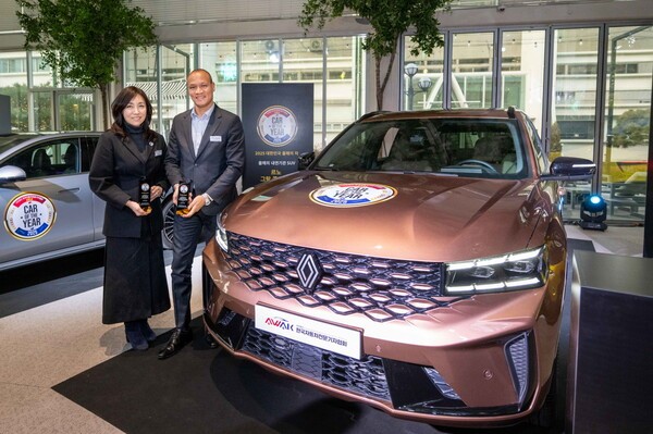 르노코리아는 그랑 콜레오스가 한국자동차전문기자협회 주관 '2025 대한민국 올해의 차' 시상식에서 2관왕을 차지했다고 19일 밝혔다. 사진은 상희정 르노코리아 경영전략본부장(좌측), 이디에스 코쿠비(Idiesse Kokuvi) 프로젝트 총괄 본부장이 기념사진을 촬영하고 있다./사진=르노코리아
