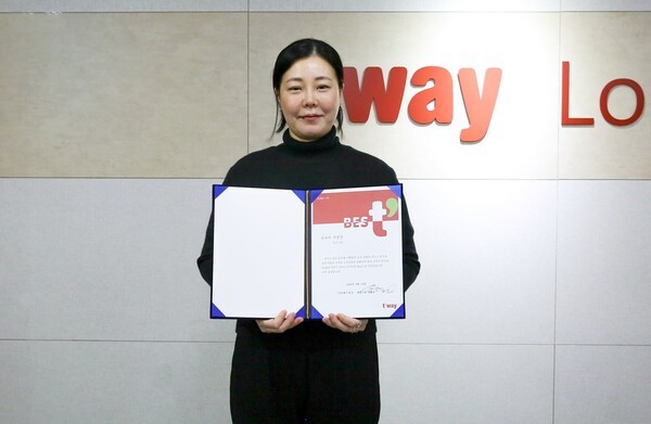 티웨이항공은 지난 18일 김포공항 화물청사 사무실에서 2024년 하반기 베스티 시상식을 진행했다고 19일 밝혔다. 사진은 베스티에 선정된 티웨이항공 세부지점 송유미 지점장./사진=티웨이항공