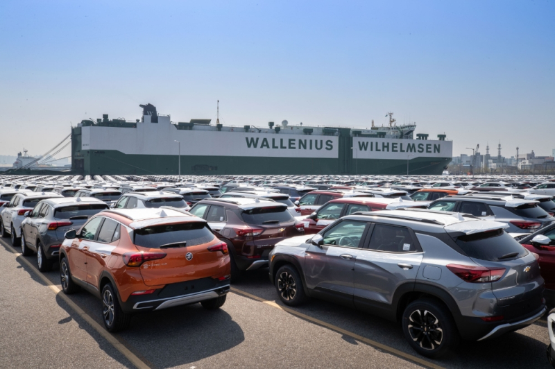 쉐보레 트레일블레이저가 인천항 부두에서 글로벌 수출을 위해 선적되고 있는 모습. 사진=한국지엠