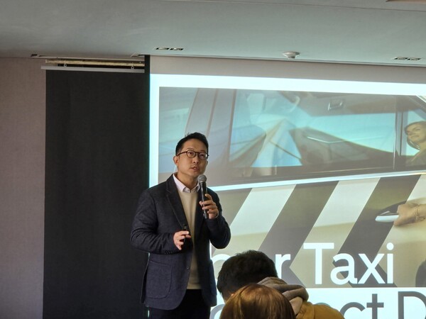 송진우 우버택시코리아 총괄(GM)이 20일 서울 더 플라자 호텔에서 열린 '우버택시 커넥트데이'에서 발표하고 있다./사진=김동하 기자