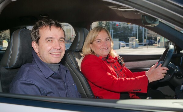 스테판 드블레즈 르노코리아 사장(좌측)과 마리아 카스티요 페르난데즈 주한 EU대사가 그랑 콜레오스 E-Tech 하이브리드에 함께 탑승하고 있다./사진=르노코리아