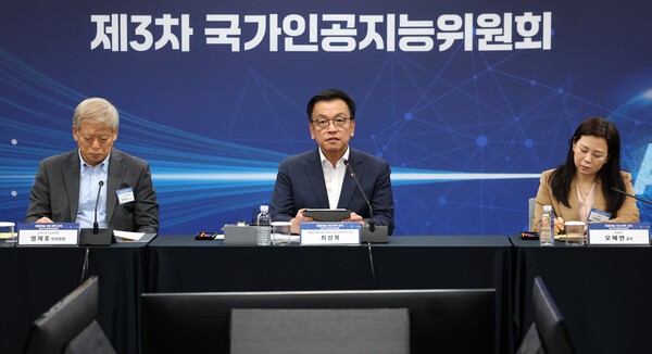 최상목 대통령 권한대행 부총리 겸 기획재정부 장관이 20일 서울 중구 서울스퀘어에서 열린 3차 국가인공지능위원회에서 발언하고 있다. /사진=연합뉴스