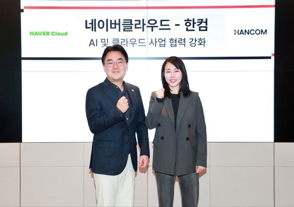 김연수 한글과컴퓨터 대표와 임태건 네이버클라우드 전무(왼쪽)가 전략적 협력을 논의한 자리에서 기념사진을 촬영하고 있다. /사진=한글과컴퓨터 