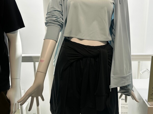 UV PROTECTION메쉬 풀집 후디의 경우 자외선 차단 (UPF50+)기능이 적용 됐다. 빨간색으로 물 든 부분은 옷을 입지 않은 부분이다. / 사진=홍선혜 기자 