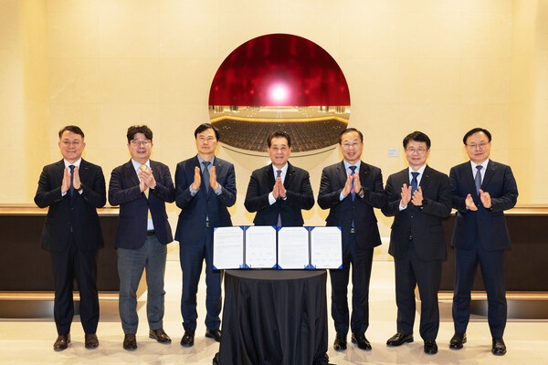 포스코그룹이 20일 서울 포스코센터에서 ‘그룹 인권경영 선언문’ 선포식을 가졌다. 사진 왼쪽부터 천시열 포스코스틸리온 사장, 엄기천 포스코퓨처엠 사장, 이희근 포스코 사장, 장인화 포스코그룹 회장, 정희민 포스코이앤씨 사장, 심민석 포스코DX 사장, 정경진 포스코인터내셔널 부사장. /사진=포스코그룹