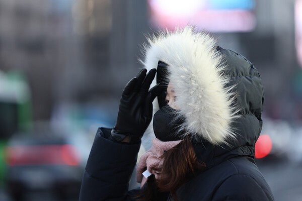 지난 19일 서울 종로구 광화문네거리에서 두꺼운 외투를 입은 시민이 발걸음을 옮기고 있다. /사진=연합뉴스