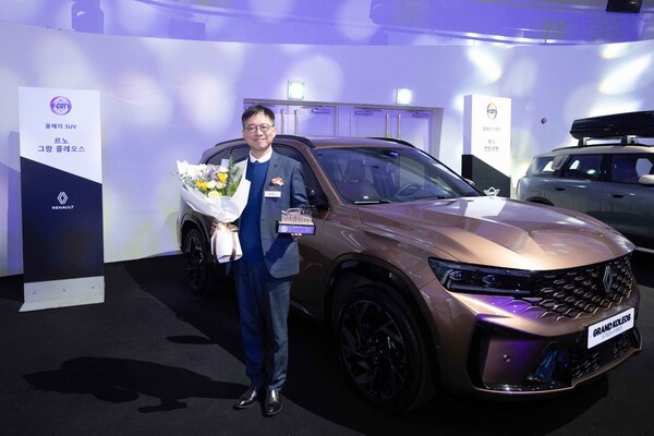 르노코리아 임석원 디렉터가 20일 열린 '2025 대한민국 올해의 차(K-COTY)' 시상식에서 기념사진을 촬영하고 있다.                        /사진=르노코리아