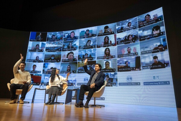 호세 무뇨스 현대차 사장이 지난 20일 열린 타운홀 미팅에서 질의응답 시간을 갖고 있다./사진=현대차