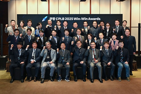 21일 그랜드 하얏트에서 열린 '쿠팡 CPLB Win-Win Awards'에서 중소협력업체 대표들이 기념촬영을 하고 있다. (두 번째 줄 오른쪽부터 5번째 박대준 쿠팡 대표, 6번째 전경수 씨피엘비 대표)