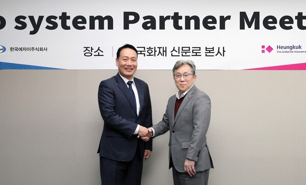 서울시 새문안로 흥국화재 본사에서 열린 ‘치매 예방과 치료를 위한 전략적 제휴’ 업무 협약식에서 (왼쪽부터)고홍병 한국에자이 대표이사와 송윤상 흥국화재 대표이사가 기념 사진촬영을 하고 있다. 사진=흥국화재