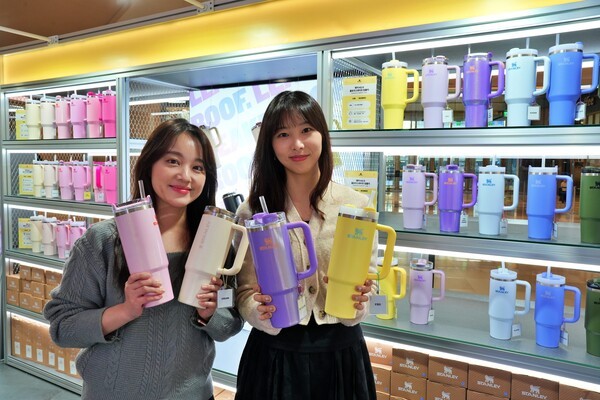 잠실 롯데월드몰에서 스탠리 텀블러를 소개하고 있는 모델들. 