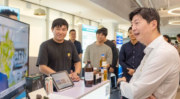 허세홍 GS칼텍스 사장(오른쪽)이 지난해 딥 트랜스포메이션 데이 행사에서 임직원들과 저탄소 신사업에 대해 대화를 나누고 있다./사진=GS칼텍스