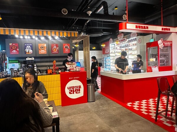 바로 강남구 삼성동에 위치한 삼성분식 매장에는 내맘대로 라면 코너가 따로 마련 돼 있다. / 사진=홍선혜 기자 