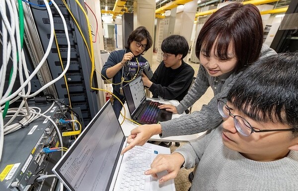 KT 연구원들이 하이브리드 양자암호통신을 적용하고 있다.