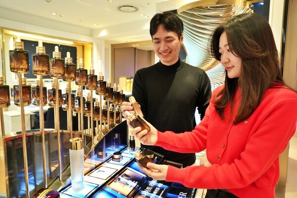 롯데백화점 본점 지하 1층 뷰티관에서 봄맞이 화장품을 구경하는 고객 모습.