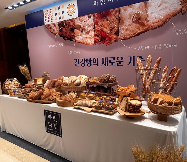 파리바게뜨가 건강과 즐거움을 모두 챙기는 헬시플레져를 겨냥해 건강빵 브랜드 ‘파란라벨’을 론칭했다. / 사진=홍선혜 기자