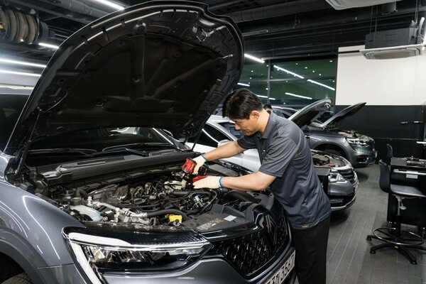 르노코리아 정비사가 차량을 점검하고 있는 모습. 