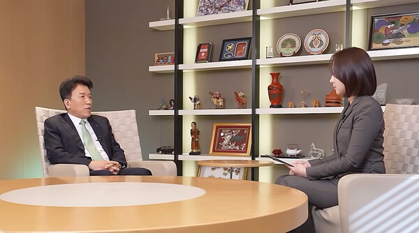 27일 하나금융그룹이 공개한 CEO 인터뷰 영상. 함영주 회장(왼쪽)이 하나금융의 주주가치 증대를 위한 밸류업 방안에 대해 설명하고 있다. 사진=하나금융