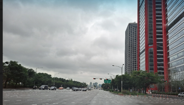 서울 여의도에서 바라본 흐린 하늘.