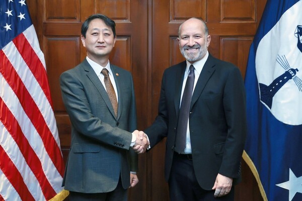 안덕근 산업통상자워부 장관이 27일(현지시간) 워싱턴 DC 미국 상무부 회의실에서 하워드 러트닉 상무부 장관과 만나 악수하고 있다. / 사진=산업통상자원부