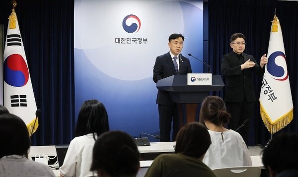 지난해 6월14일 강도현 과학기술정보통신부 제2차관이 서울 종로구 정부서울청사에서 스테이지엑스의 제4이동통신사 후보자격 취소 예정과 관련해 브리핑하고 있다. /사진=연합뉴스