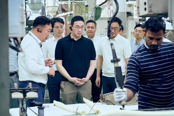 구광모 LG그룹 회장(왼쪽에서 세번째)이 인도 뉴델리에 위치한 LG전자 노이다 생산공장을 찾아 에어컨 생산과정을 살펴보고 있다.