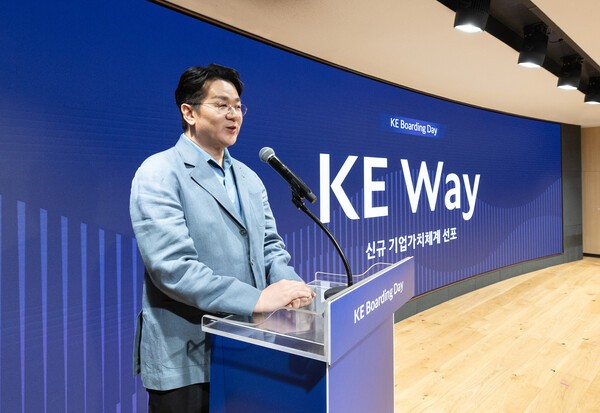 조원태 한진그룹 회장이 대한항공의 신규 기업 가치 체계 'KE Way'를 선포하고 있다./사진=대한항공