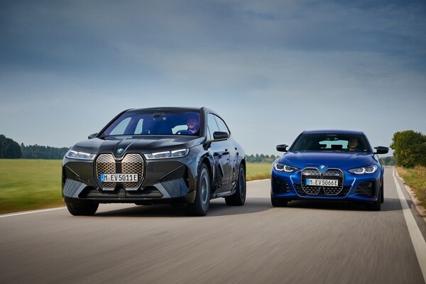 BMW의 플래그십 순수전기 SAV iX(왼쪽)와 순수전기 4-도어 쿠페 i4./사진=BMW코리아