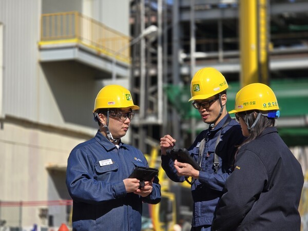 에쓰오일 직원들이 온산공장에서 방폭태블릿으로 PSORMS 전자작업허가 업무를 수행하며 작업현장 위험성을 파악해 관리하고 있다./사진=에쓰오일