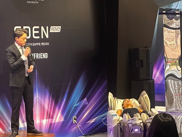 스트레칭 전문가인 강하나씨와 김준엽 메디컬연구소 박사가 시현을 하고있다. / 사진=홍선혜 기자   