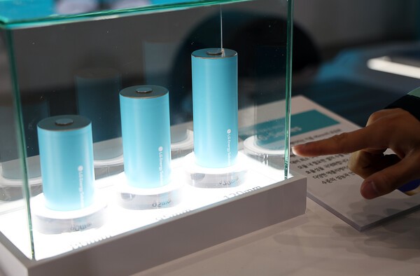 5일 서울 강남구 코엑스에서 열린 인터배터리 2025의 LG에너지솔루션 부스에 46시리즈 배터리가 전시돼 있다./사진=연합뉴스