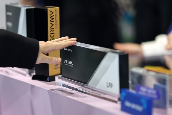 5일 서울 강남구 코엑스에서 열린 인터배터리 2025의 삼성SDI 부스에서 관람객들이 각형 배터리를 살피고 있다./사진=연합뉴스