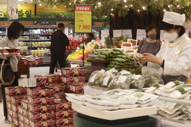 서울 시내 한 대형마트에서 장을 보는 시민들. /사진=연합뉴스