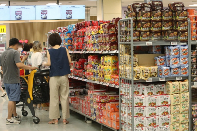 한 매장 라면 진열대 /사진=연합뉴스