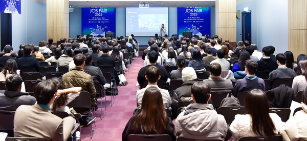 LG에너지솔루션 관계자가 취업준비생들에게 기업설명회를 하고 있다./사진=LG엔솔