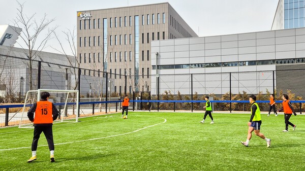 에쓰오일 TS&D센터 풋살장을 강서구민들이 이용하고 있다./사진=에쓰오일