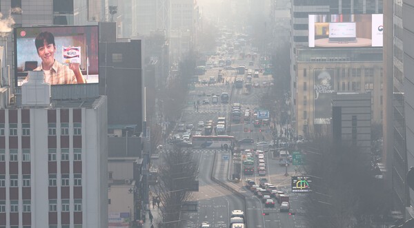 7일 오전 서울 종로구 일대에 미세먼지가 가득하다./사진=연합뉴스