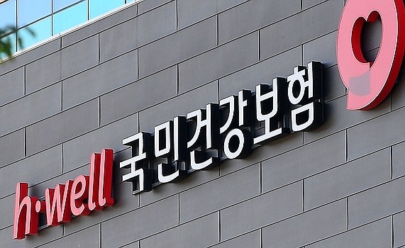 지난해 기준으로 매달 1억1900만원 이상 월급을 받은 초고소득 건강보험 직장가입자가 3271명인 것으로 집계됐다.