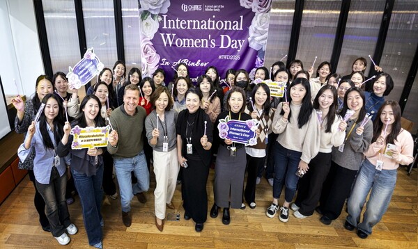 오비맥주 배하준 대표가(맨 앞줄 왼쪽에서 세번째) 오비맥주 직원들과 ‘세계 여성의 날’ 기념 세미나를 마치고 기념사진을 찍고 있다.