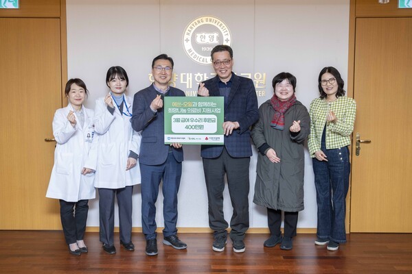 에쓰오일이 6일 한양대학교병원에서 치료비 전달식을 열고, 한양대병원 공상훈 사회복지팀장(왼쪽에서 세번째)과 에쓰오일 한학규 강북지사 지사장(왼쪽 네번째)이 관계자들과 기념촬영을 하고 있다.