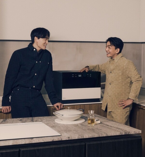배경준 셰프(왼쪽)와 임태훈 셰프가 '하우스 오브 LG 퀴진' 캠페인 화보를 찍었다. 