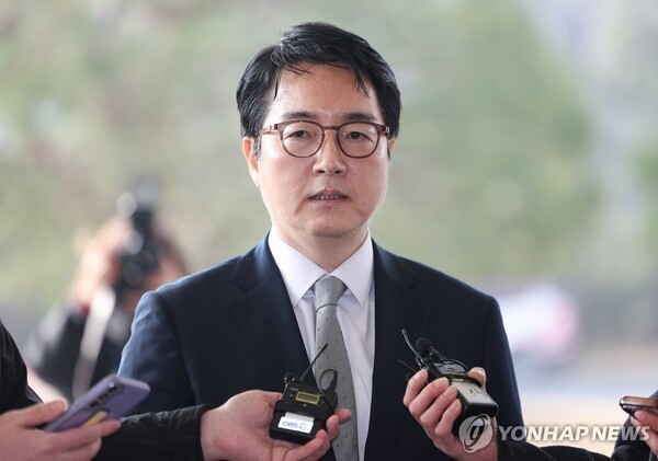 심우정 검찰총장이 10일 서울 서초구 대검찰청으로 출근하며 윤석열 대통령의 구속이 취소된 것에 즉시항고하지 않은 이유 등에 대한 취재진의 질문에 답하고 있다./사진=연합뉴스