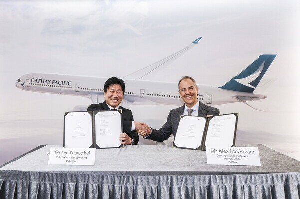 이영철 SK에너지 마케팅본부장(왼쪽)과 알렉스 맥고완 캐세이퍼시픽항공 운영 및 서비스 제공 최고 책임자(오른쪽)가 10일 홍콩 캐세이퍼시픽항공 본사에서 SAF 공급 계약을 체결하고 있다./사진=SK이노베이션