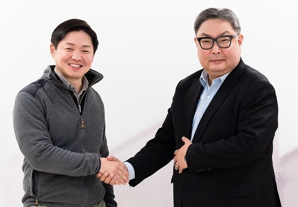 최성환 SK네트웍스 사업총괄 사장(왼쪽), 권오형 퀄컴 아태지역 총괄 사장 겸 본사 수석 부사장이 악수하고 있다. / 사진=SK네트웍스 