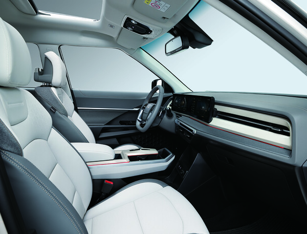 KGM 토레스 하이브리드 1열 그레이 인테리어./사진=KGM