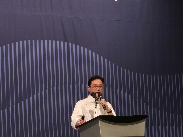 대한항공은 11일 그랜드 하얏트 인천에서 기내식 신메뉴와 업그레이드 된 기내 서비스를 공개했다. 사진은 메뉴개발에 참여한 김세경 셰프가 메뉴를 소개하고 있다./사진=김동하 기자