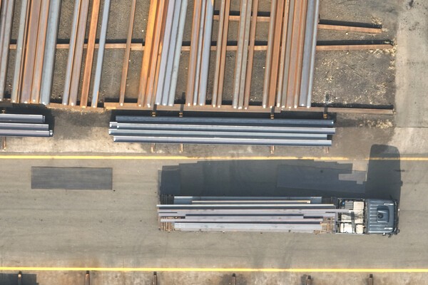 미국 도널드 트럼프 행정부가 모든 수입산 철강·알루미늄 제품에 25% 관세를 부과하겠다고 예고한 3월 12일이 하루 앞으로 다가온 11일 인천 한 제철 공장에 철근이 쌓여있다./사진=연합뉴스